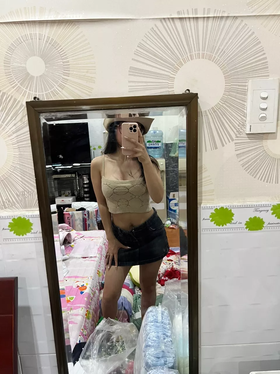 Chất liệu:jean
Màu sắc:đen khói và xanh nhạt
Đúng với mô tả:đúng

Váy đen khói đẹp chuẩn ko cần chỉnh luôn nh chị em! Vây tôn dáng cực kì mà thoải mái khi 
mặc nữa. Mình phải order thêm mấy cái để dành mặc đó. Canh on sale có 83k à mọi người. Giá rẻ, chất lượng tốt và rất đẹp