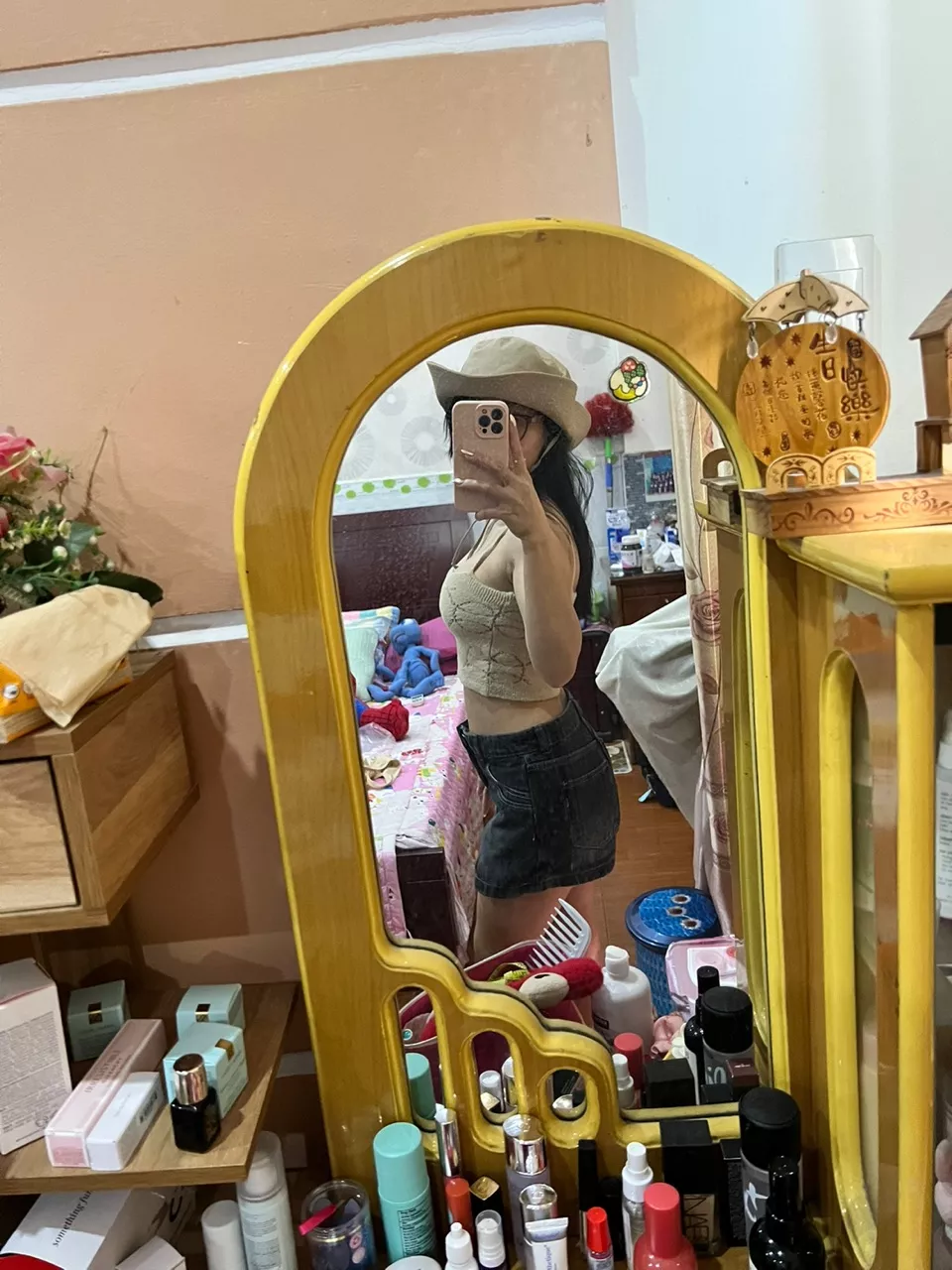 Chất liệu:jean
Màu sắc:đen khói và xanh nhạt
Đúng với mô tả:đúng

Váy đen khói đẹp chuẩn ko cần chỉnh luôn nh chị em! Vây tôn dáng cực kì mà thoải mái khi 
mặc nữa. Mình phải order thêm mấy cái để dành mặc đó. Canh on sale có 83k à mọi người. Giá rẻ, chất lượng tốt và rất đẹp