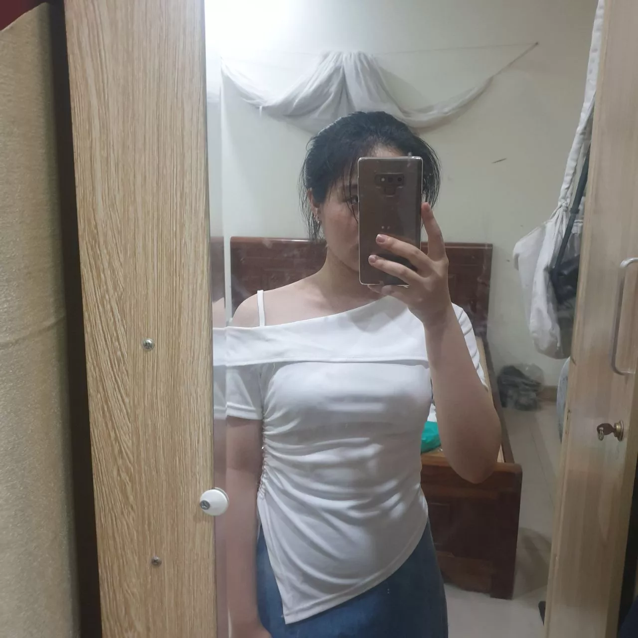 Hơi chật :vv lúc ăn no mặc thì đúng là ngại ghe luôn á. Nhưng b nào dáng mảnh nhỏ nhỏ mặc đúng xinh luôn