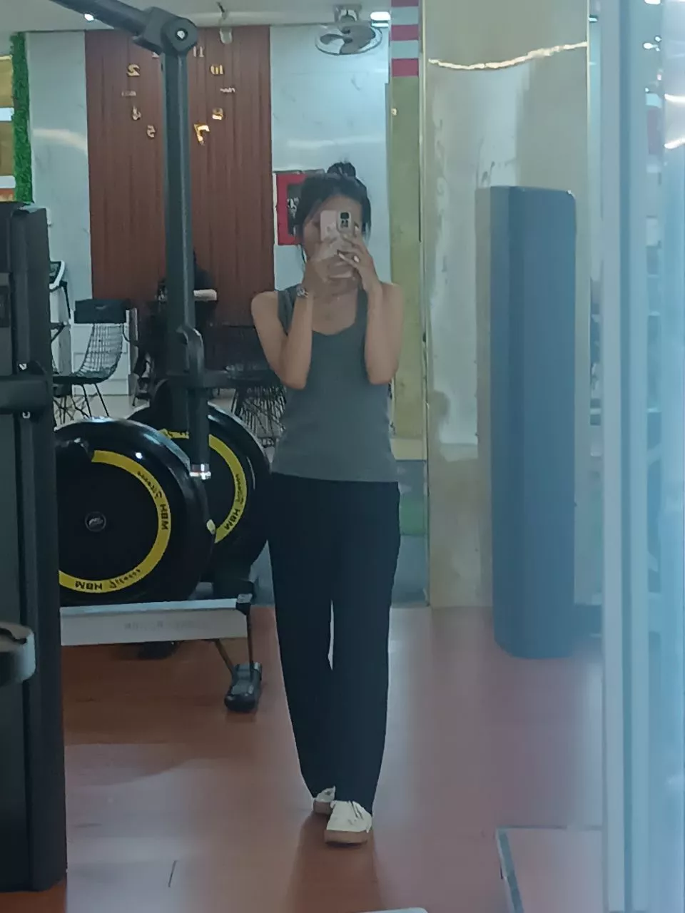 Màu sắc:đen, đỏ, xám

áo lên form cực đẹp, tôn v1 cực kì
màu xám dày nhất, màu đen mỏng hơn, màu đỏ mỏng nhất nhưng lên form vẫn rất đẹp luôn
mặc ra đường ai cũng nhìn vì quá xinh