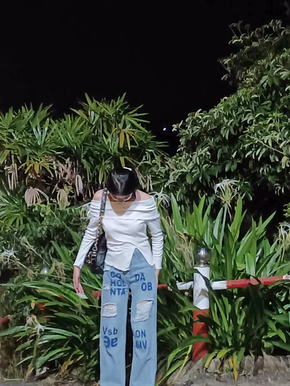 Màu sắc:trắng
Chất liệu:vải
Đúng với mô tả:đúng i chang luôn mn oiiii

nên mua nha mn nhìn siuuu đẹp 10đ