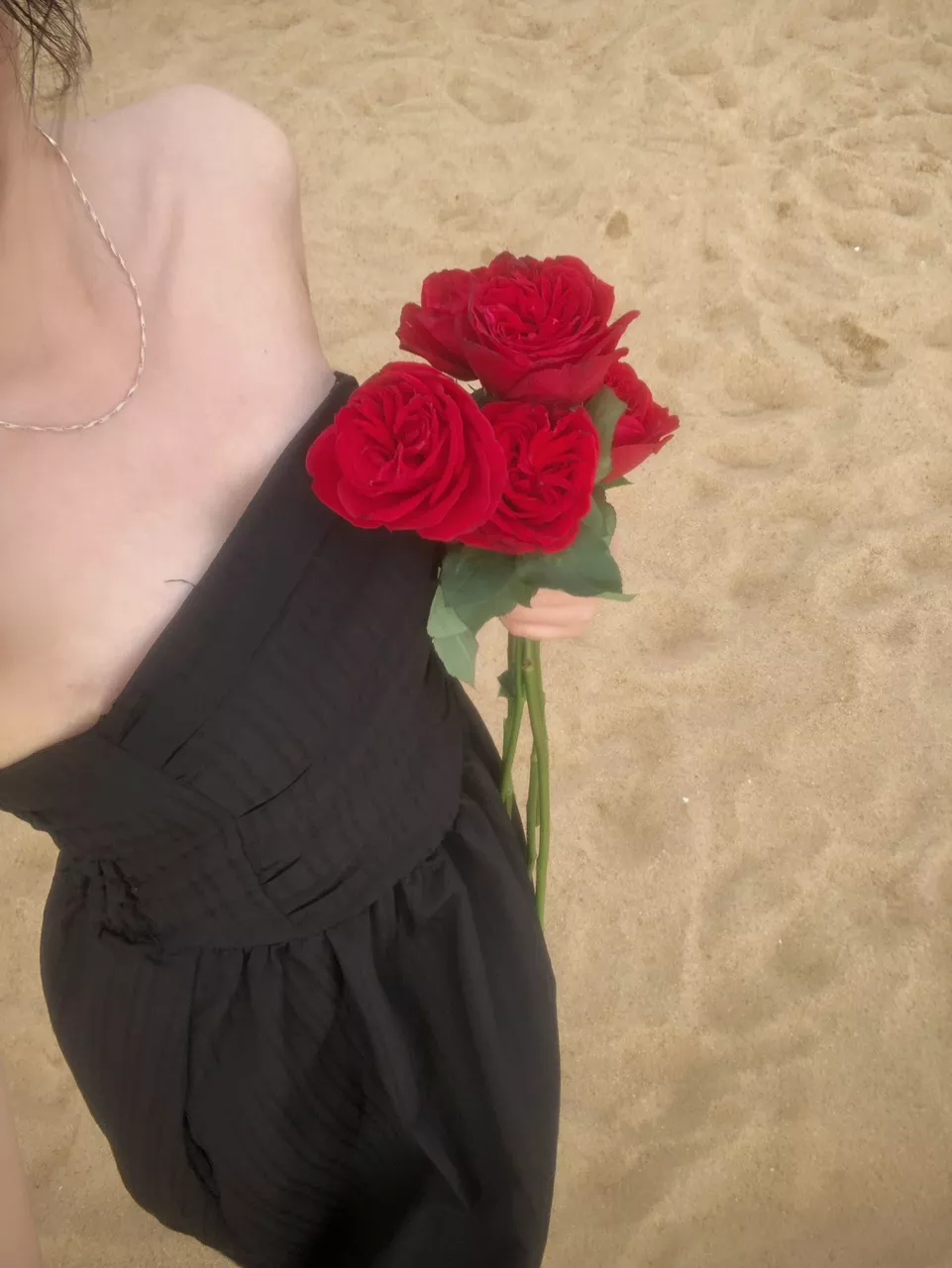 Đúng với mô tả:giống mẫu
Màu sắc:den

Váy đẹp, xinh mặc không dây cũng sang chảnh ạ 
Giá rẻ mà chất lượng vải ổn ạ 
Giao hàng nhanh 🥰🥰🥰 10 điểm ạ 🙌🏻