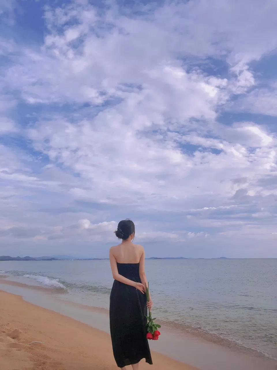 Đúng với mô tả:giống mẫu
Màu sắc:den

Váy đẹp, xinh mặc không dây cũng sang chảnh ạ 
Giá rẻ mà chất lượng vải ổn ạ 
Giao hàng nhanh 🥰🥰🥰 10 điểm ạ 🙌🏻