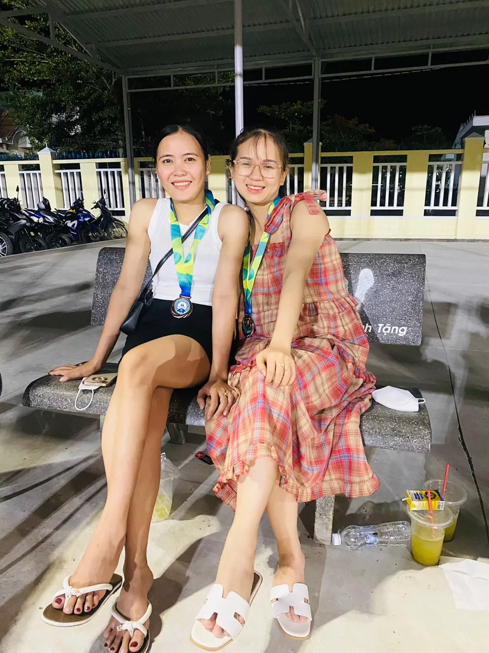 Chất liệu:k biết
Màu sắc:đỏ
Đúng với mô tả:đúng

Vải tương đối k dày k mỏng. Nhưng có chỉ thừa bị bung chỉ. Nhưng giao hàng nhanh cho shop 5 sao ạ