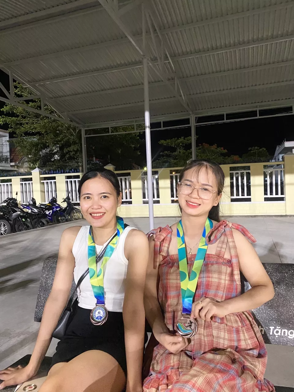 Chất liệu:k biết
Màu sắc:đỏ
Đúng với mô tả:đúng

Vải tương đối k dày k mỏng. Nhưng có chỉ thừa bị bung chỉ. Nhưng giao hàng nhanh cho shop 5 sao ạ