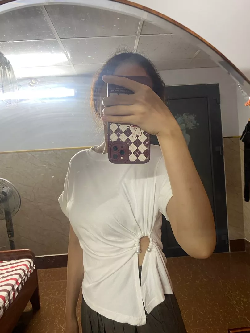 Shop chuẩn bị hàng chậm,về áo này chất thun tăm đẹp y hình,mặc lên xinh giống mẫu nhé,màu nâu đậm choco,vải mỏng nhẹ,dễ phối đồ.Nói chung áo này xinh nên mua nhé ạ