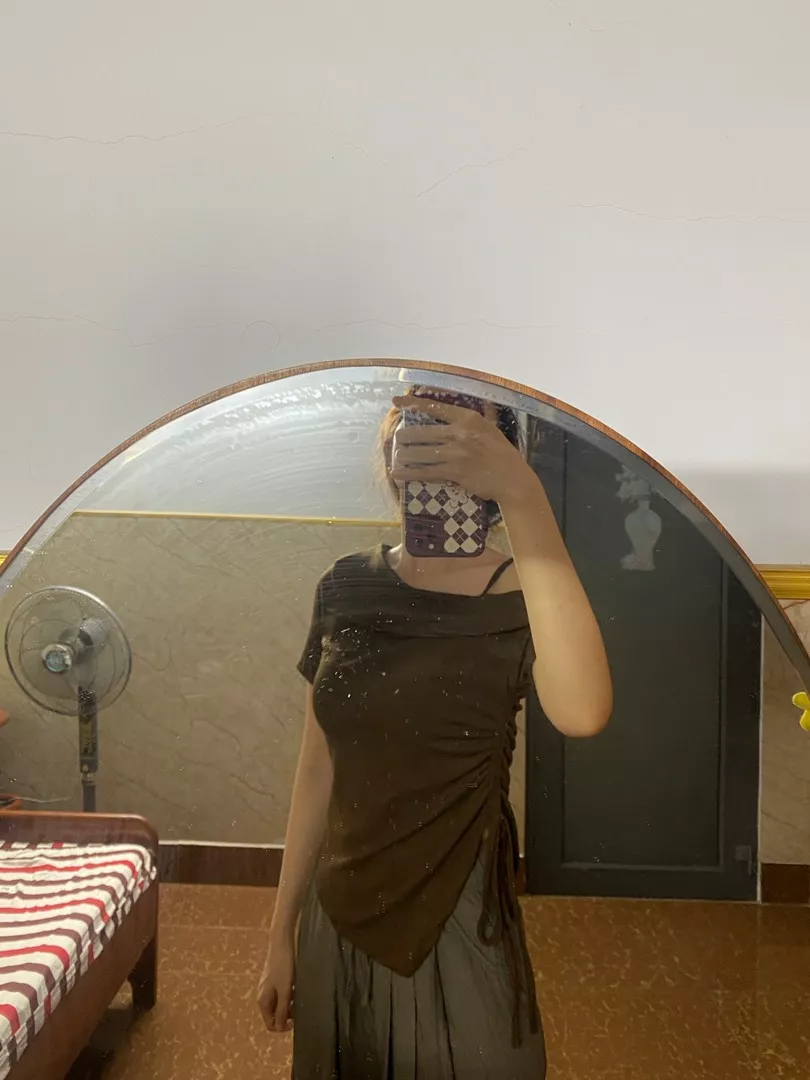 Shop chuẩn bị hàng chậm,về áo này chất thun tăm đẹp y hình,mặc lên xinh giống mẫu nhé,màu nâu đậm choco,vải mỏng nhẹ,dễ phối đồ.Nói chung áo này xinh nên mua nhé ạ