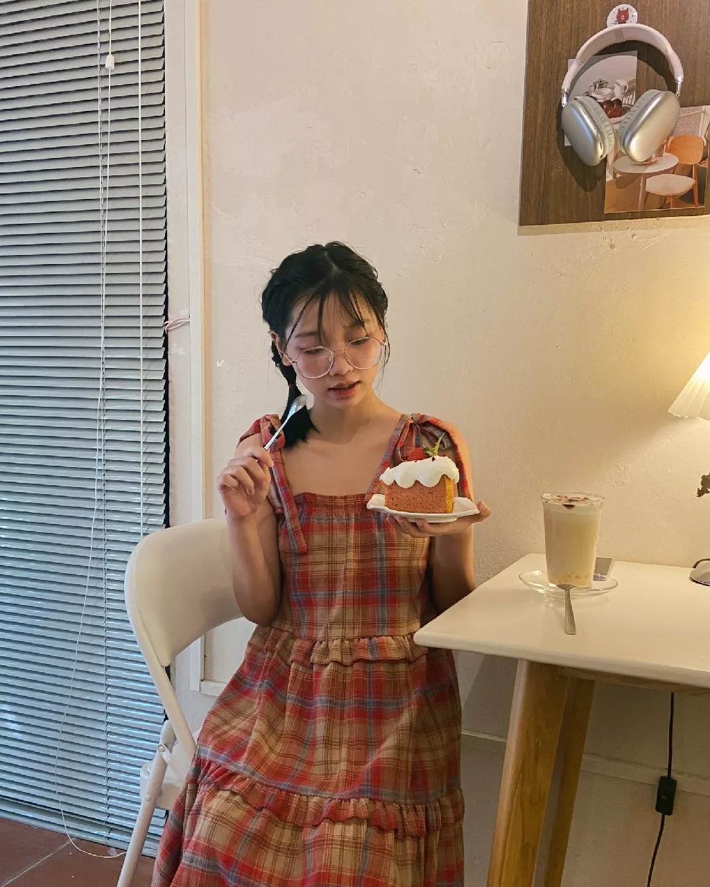 Chất liệu:vải gì í mình k rõ, hơi thô, cũng k mát lắm
Đúng với mô tả:giốngg
Màu sắc:đỏ nâu

form váy đẹp, giá rẻ mà được nnay là quá okkk luôn. ai muốn mua để chụp ảnh thì cân nhắc nhaaa, siêu recommend