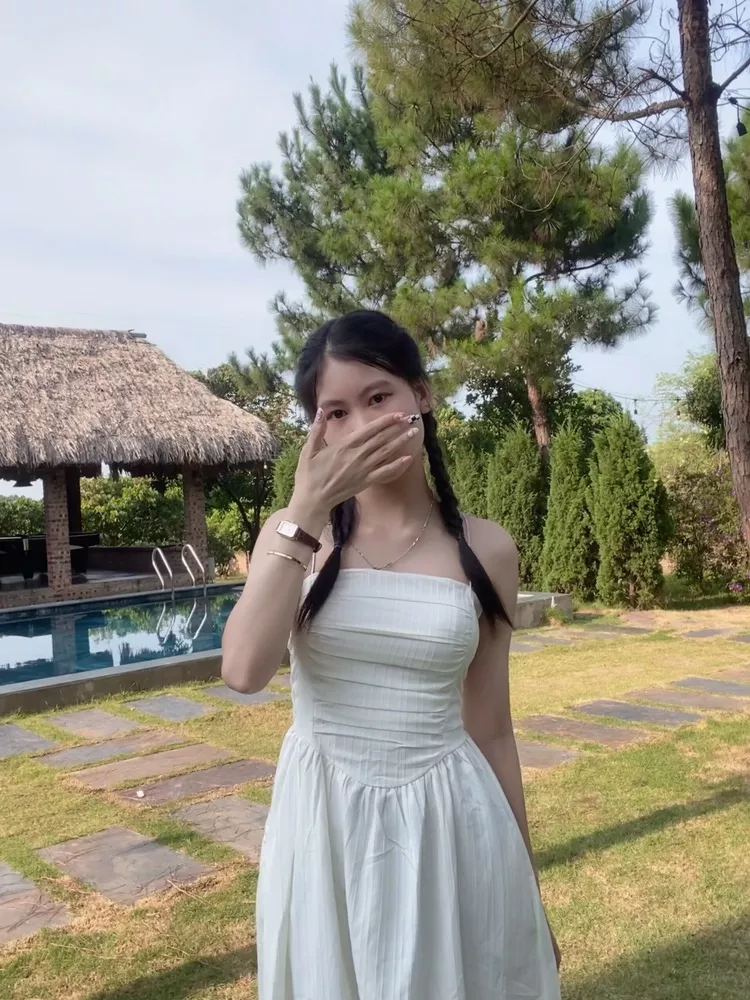 Đúng với mô tả:giong
Màu sắc:trắng
Chất liệu:không biết

giao hàng nhanh váy xinh giá rẻ mà ưng quá trời