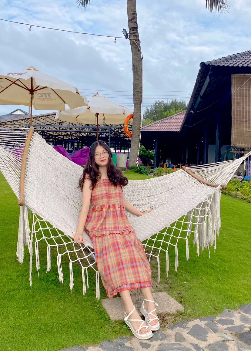 váy xinh lém nha, màu tươi tắn trẻ trung rất hợp đi bỉn lunnnnnnn