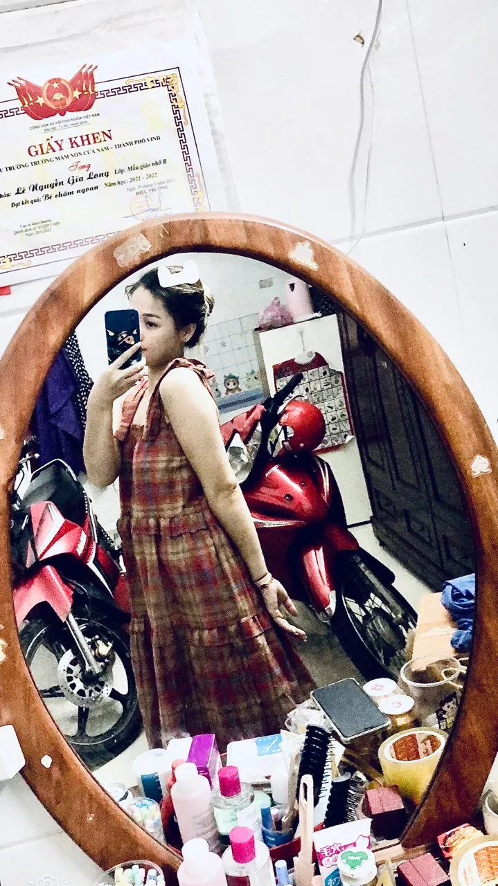 Váy đẹp nha mn .. cute .. dáng dài chất thô ok lên phom chuẩn hàng may chắc chắn ko thấy chỉ thừa .. nói chung chốt đơn dc nha mn .. cho shop 5 seo 😂😂