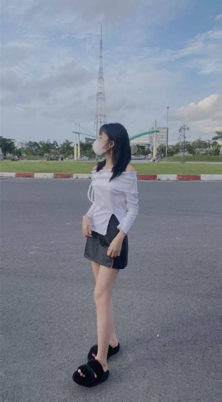 Chất liệu:vải
Đúng với mô tả:đúng
Màu sắc:trắng

Áo rất xinh mìn 1m6 43kg mặc bị tuột nhma vẫn ok có eo rộng nên phải đi bóp nên mua nha