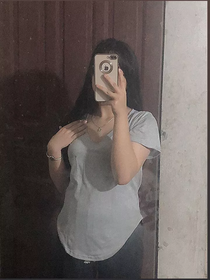 Đúng với mô tả:giống
Màu sắc:xám tro
Chất liệu:vải thun

đọc feedback mn bảo mỏng nma với giá nnay vải như v là ổn áp rùi mn , b nào có ngực mặc tôn dáng cực kì nheee rcm mn nên mua🎉👯