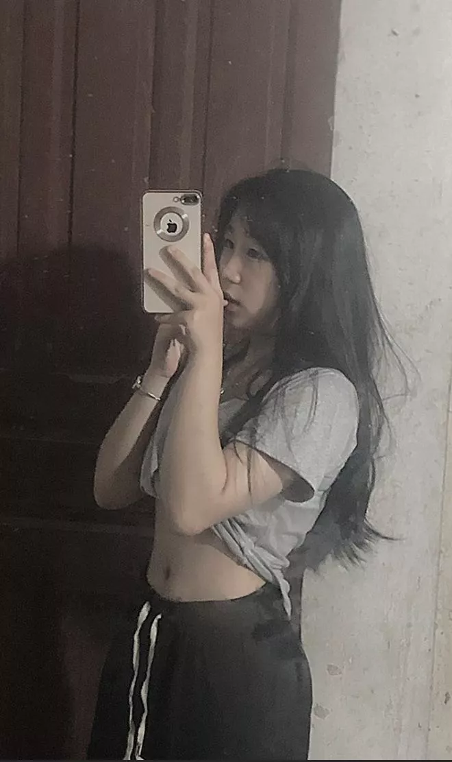 Đúng với mô tả:giống
Màu sắc:xám tro
Chất liệu:vải thun

đọc feedback mn bảo mỏng nma với giá nnay vải như v là ổn áp rùi mn , b nào có ngực mặc tôn dáng cực kì nheee rcm mn nên mua🎉👯