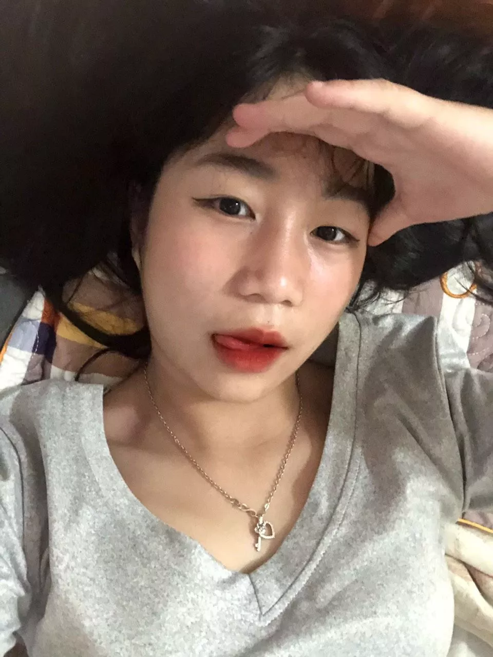 Đúng với mô tả:giống
Màu sắc:xám tro
Chất liệu:vải thun

đọc feedback mn bảo mỏng nma với giá nnay vải như v là ổn áp rùi mn , b nào có ngực mặc tôn dáng cực kì nheee rcm mn nên mua🎉👯