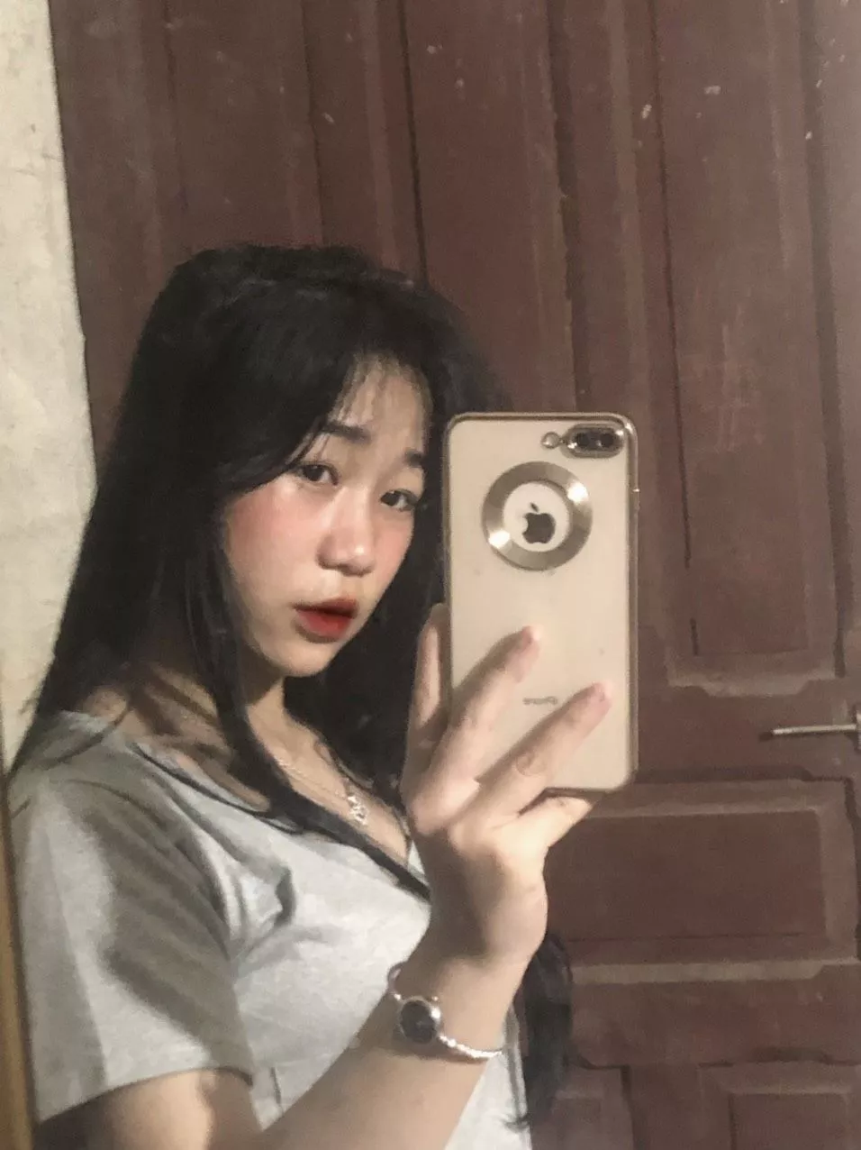 Đúng với mô tả:giống
Màu sắc:xám tro
Chất liệu:vải thun

đọc feedback mn bảo mỏng nma với giá nnay vải như v là ổn áp rùi mn , b nào có ngực mặc tôn dáng cực kì nheee rcm mn nên mua🎉👯