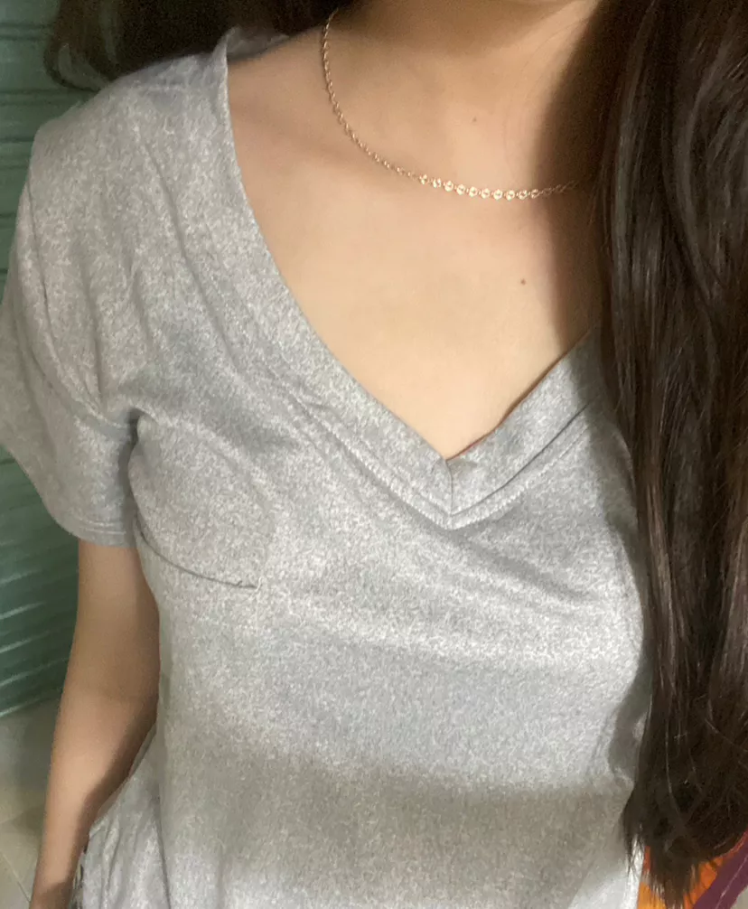 Chất liệu thun mát, vải hơi mỏng nhma mình thấy hơi ngắn í áo mặc thoải mái nchung dài thêm xíu nữa là tuỵt nên mua nhaaaa