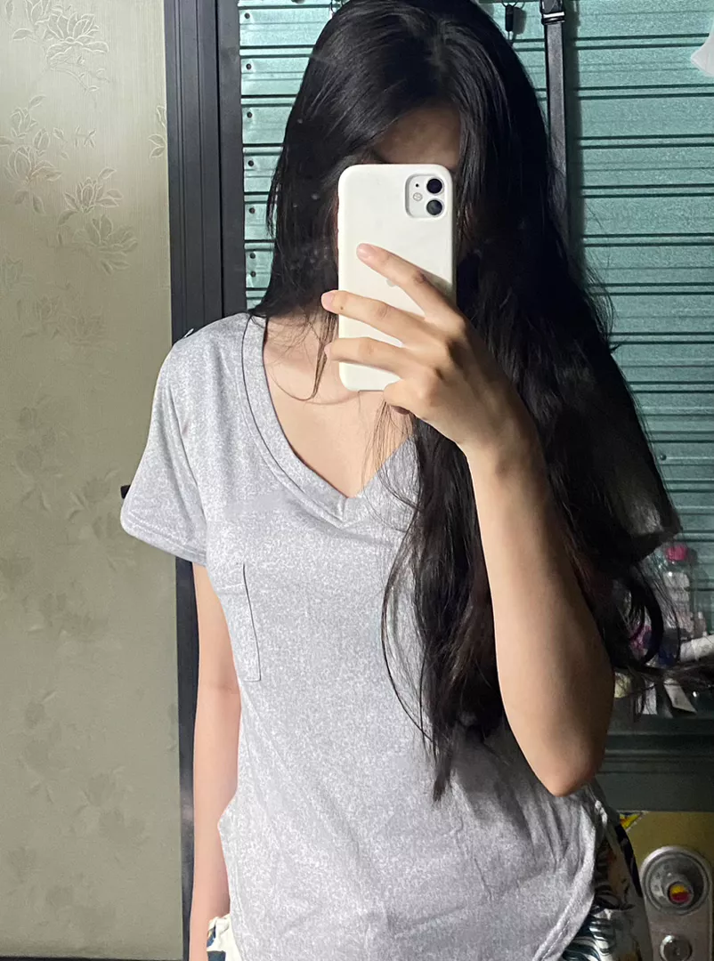 Chất liệu thun mát, vải hơi mỏng nhma mình thấy hơi ngắn í áo mặc thoải mái nchung dài thêm xíu nữa là tuỵt nên mua nhaaaa