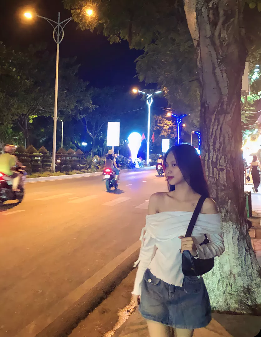 áo đẹp mà hơi rộng vai cứ bị tuột. vải mỏng, nóng. được cái lên form đẹp